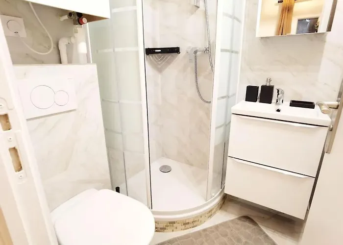 New Renoveted In Calm Area Near Nation N11-283 Paris